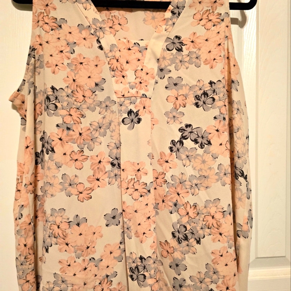 Used Loft Sleeveless Tops in size Large and Cream color.